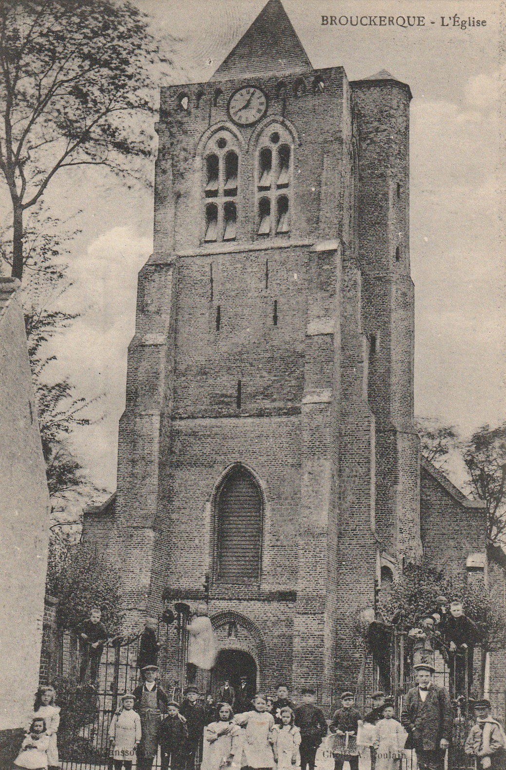 59 BROUCKERQUE. Belle animation devant l'Eglise