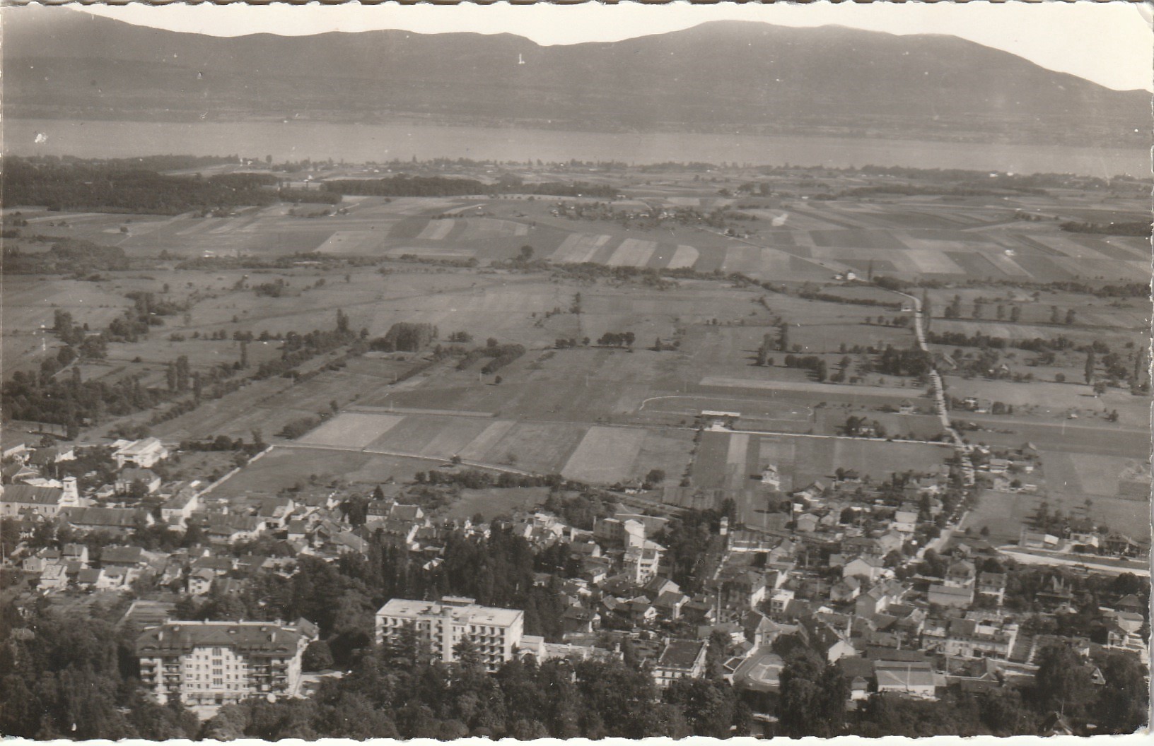 Photo cpsm petit format 01 DIVONNE-LES-BAINS. Les Grands Hôtel et Lac Léman 1956