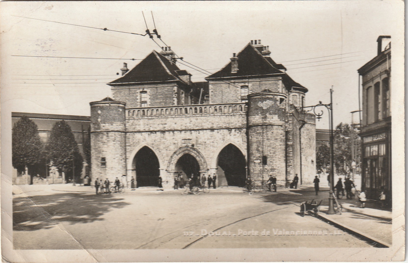 Photo cpsm petit format 59 DOUAI. Porte de Valenciennes et café Lejuste 1953