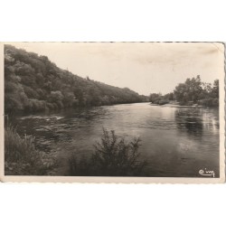 Photo cpsm petit format 24 LE BUISSON. La Dordogne vers la Fontaine pétrifiante 1950