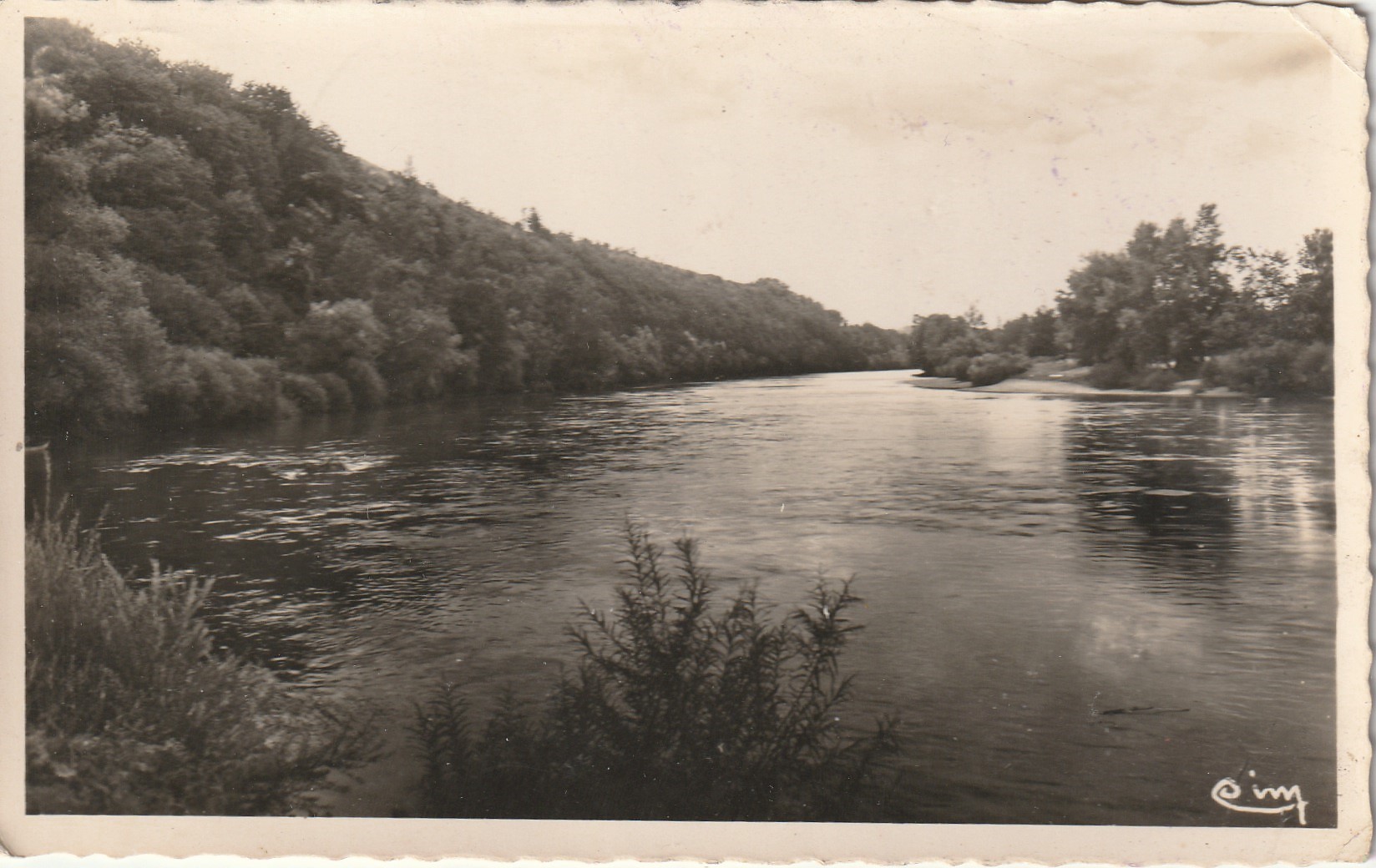 Photo cpsm petit format 24 LE BUISSON. La Dordogne vers la Fontaine pétrifiante 1950