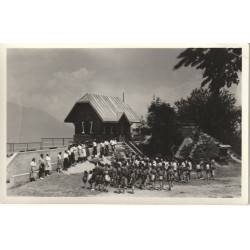 Photo cpsm petit format A IDENTIFIER. Groupe d'enfants sûrement une colonie de Vacances en montagne...