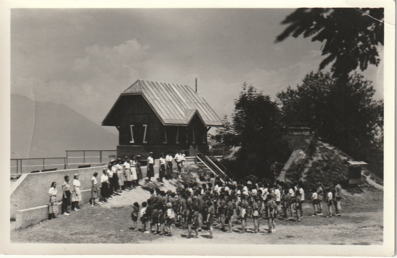 Photo cpsm petit format A IDENTIFIER. Groupe d'enfants sûrement une colonie de Vacances en montagne...