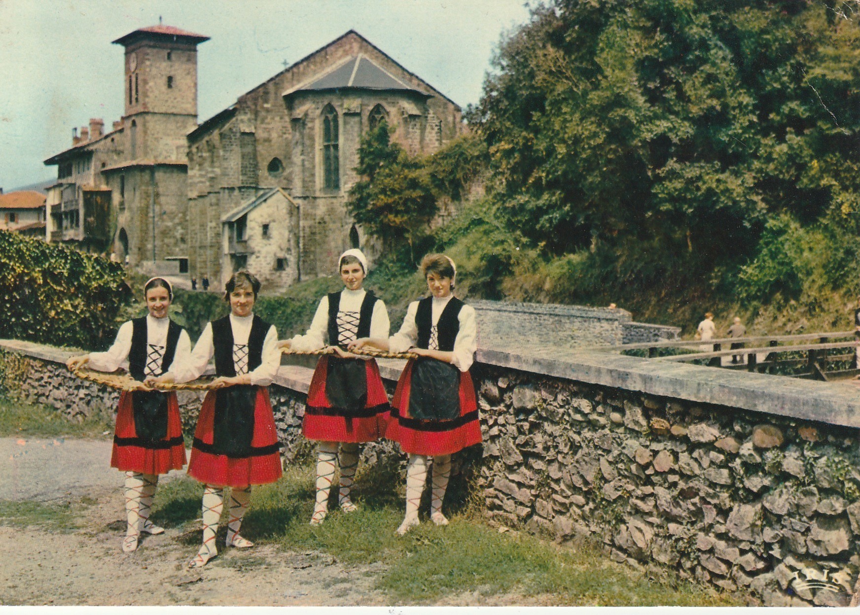 Photo cpsm grand format 64 SAINT-JEAN-PIED-DE-PORT. Groupe Garaztarrak marchandes de Poissons 1982