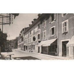 Photo Cpsm Cpm 01 DIVONNE LES BAINS. Hôtel de la Truite et Paris Rhône sur Grande Rue avec voiture traction avant 1951