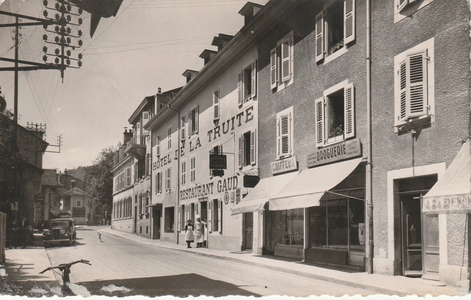 Photo Cpsm Cpm 01 DIVONNE LES BAINS. Hôtel de la Truite et Paris Rhône sur Grande Rue avec voiture traction avant 1951