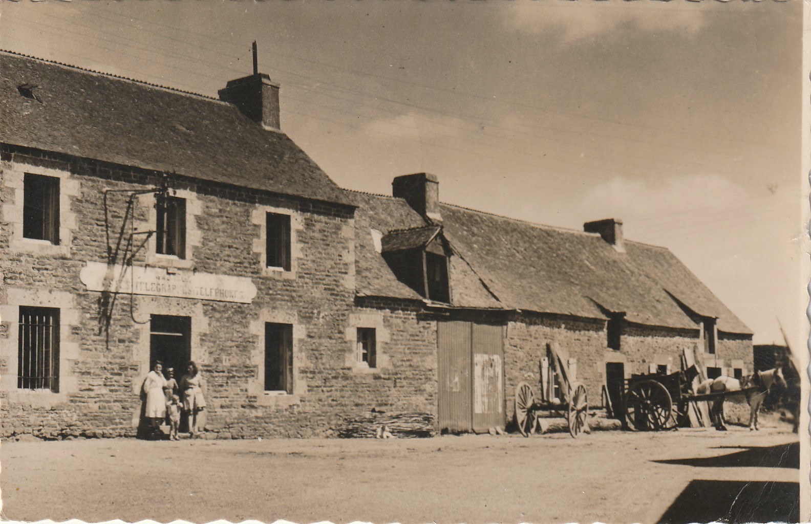 Photo Cpsm petit format 22 GAUSSON. La Poste avec attelage d'une Ferme 1956