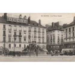 44 NANTES. La Place Royale avec magasin Grand Marché