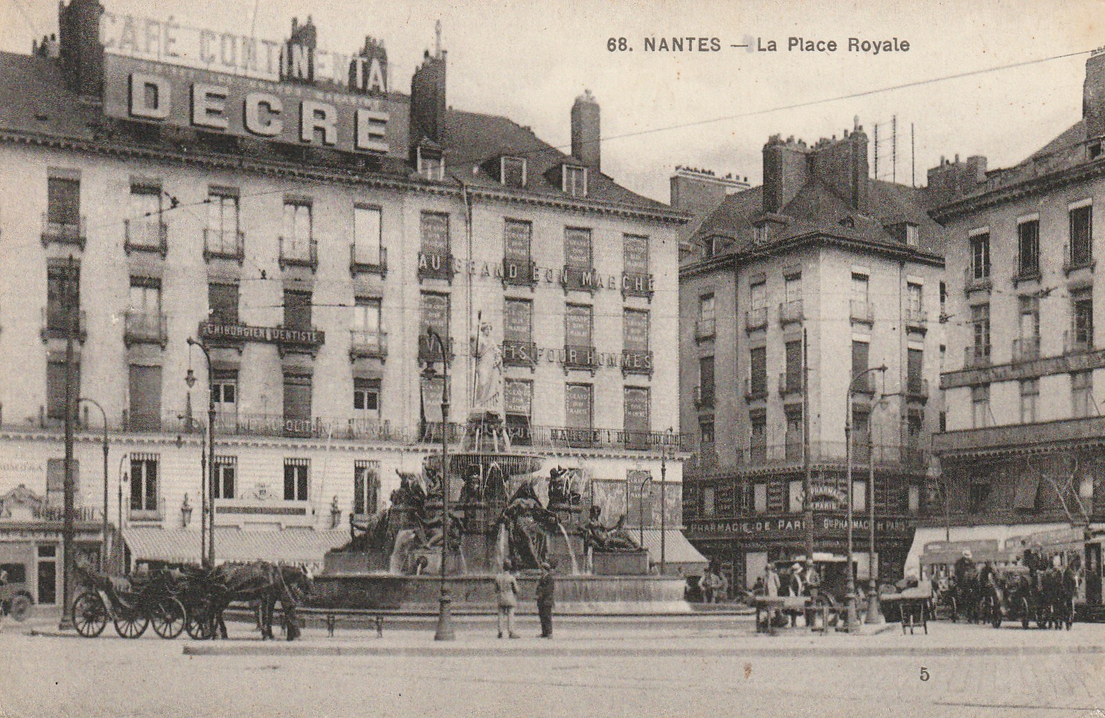 44 NANTES. La Place Royale avec magasin Grand Marché