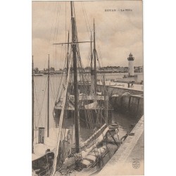 17 ROYAN. Yacht, Voilier et Bateaux de Pêche dans le Port vers 1900