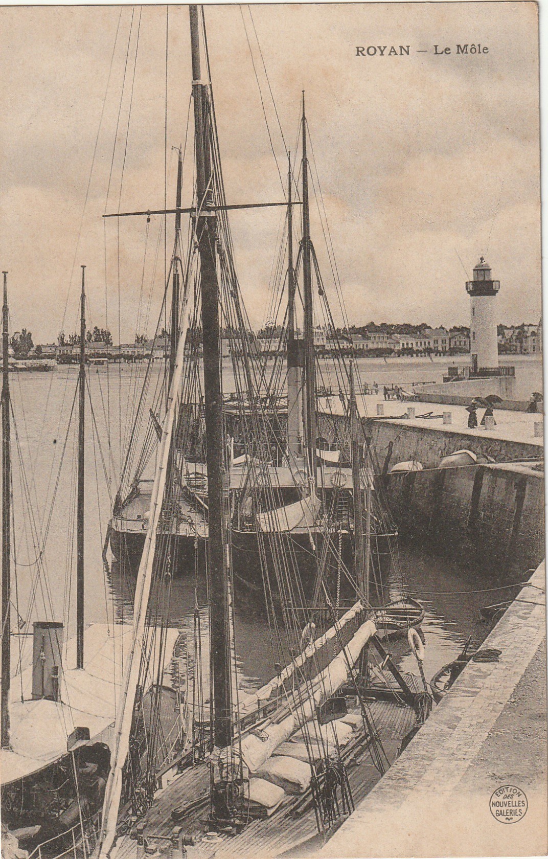 17 ROYAN. Yacht, Voilier et Bateaux de Pêche dans le Port vers 1900