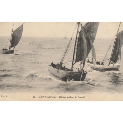 59 DUNKERQUE. Bateaux pêchant la Crevette. Pêcheurs et métiers de la Mer 1915