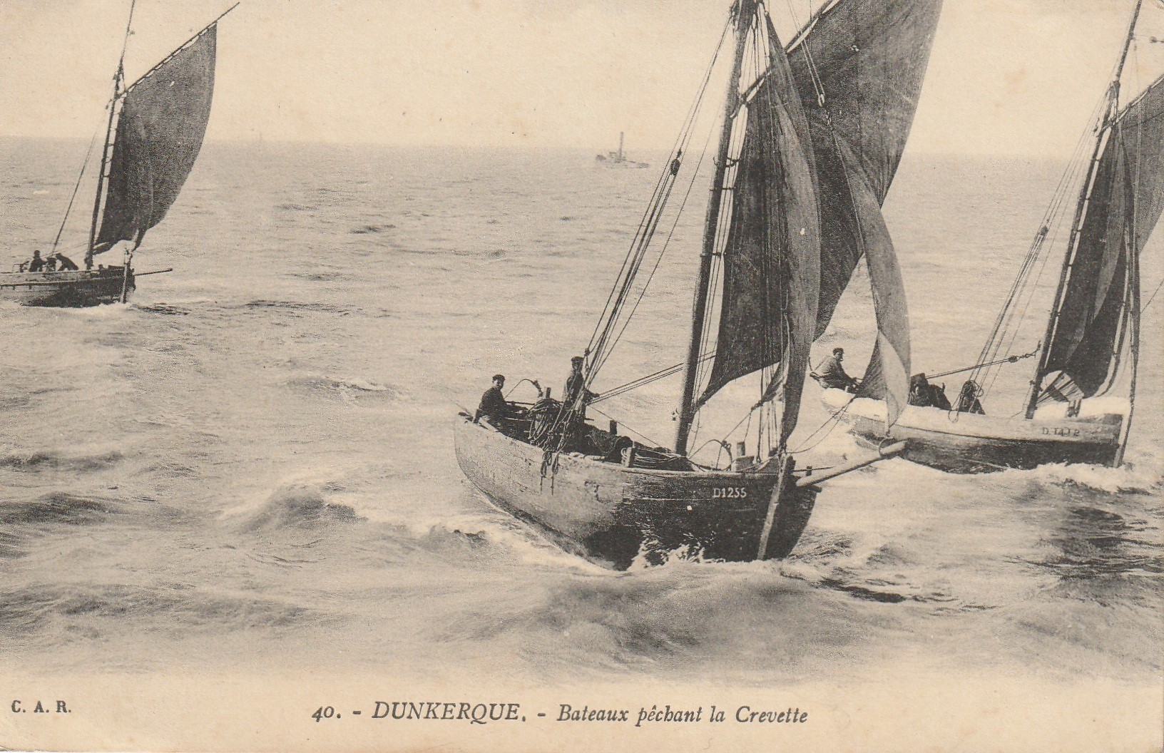 59 DUNKERQUE. Bateaux pêchant la Crevette. Pêcheurs et métiers de la Mer 1915