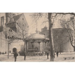 35 SAINT-MALO. Le Château et le Kiosque à Musique 1905