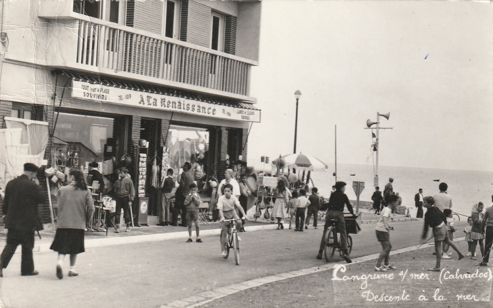 Photo Cpsm petit format 14 LANGRUNE SUR MER. Boutique A la Renaissance sur la Descente à la Mer
