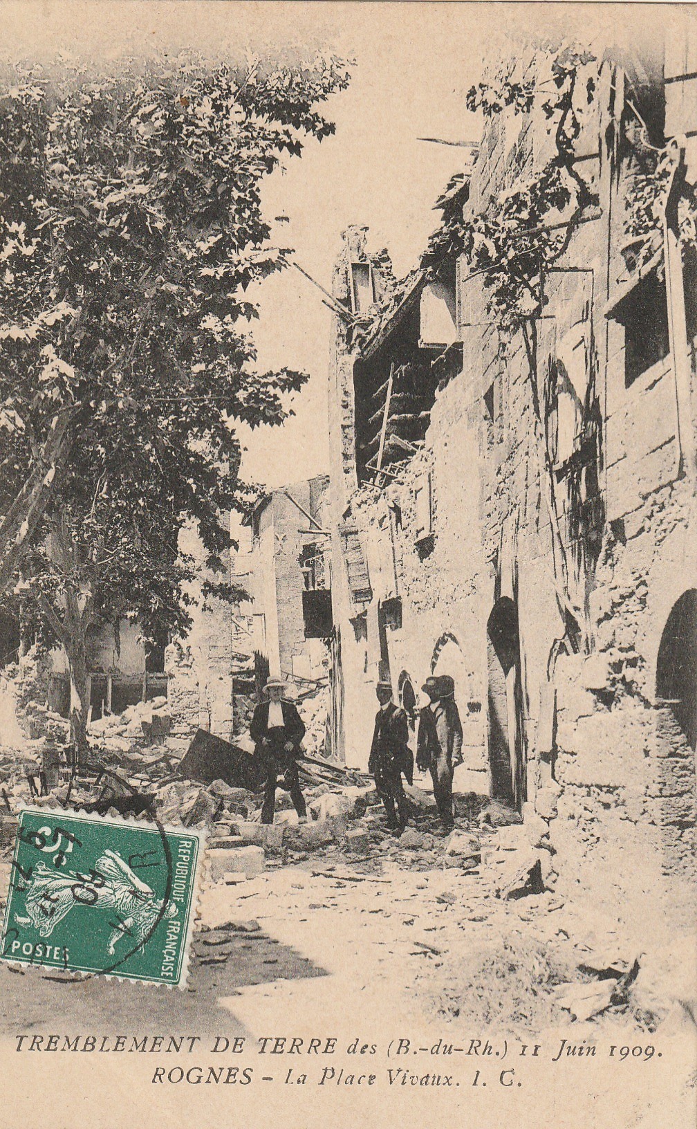13 ROGNES. Place Vivaux après le Tremblement de Terre 1909