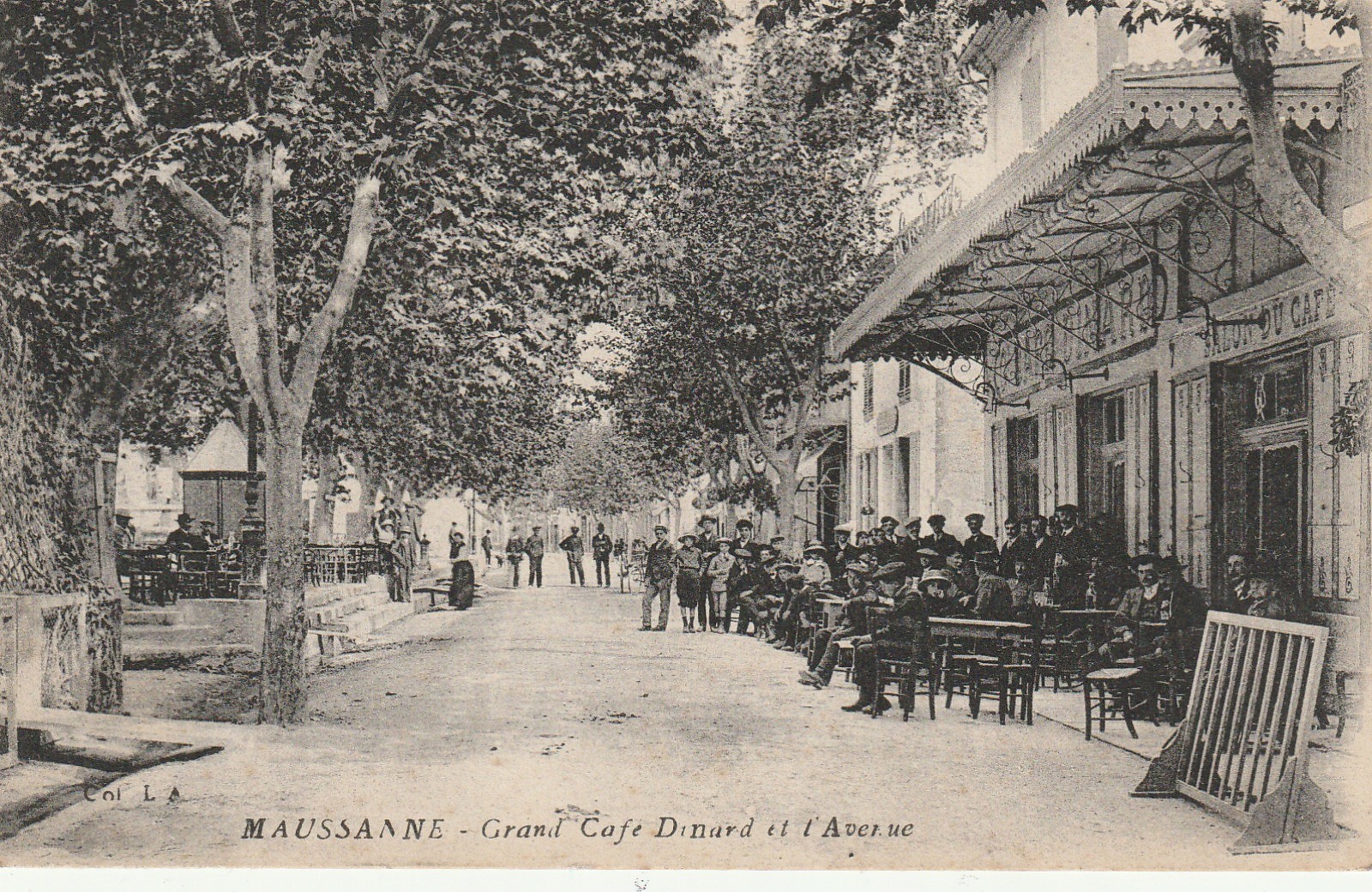13 MAUSSANNE. Grosse foule à la Terrasse du Grand Café Dinard et l'Avenue