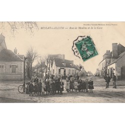 03 BESSAY-SUR-ALLIER. Animation sur la Place rues de Moulins et de la Gare 1908