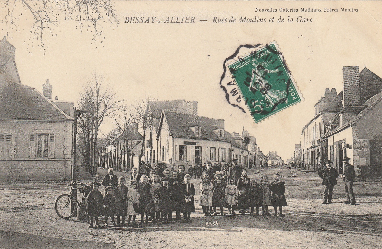 03 BESSAY-SUR-ALLIER. Animation sur la Place rues de Moulins et de la Gare 1908