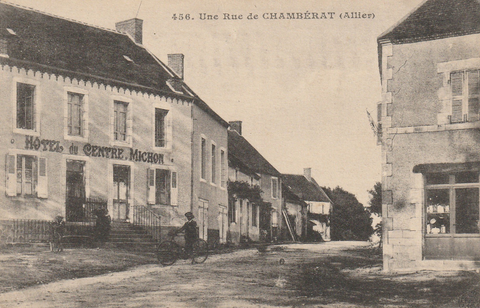 03 CHAMBERAT. Une Rue avec Hôtel du Centre de Michon 1917