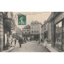 03 SAINT-POURCAIN-SUR-SIOULE. Place Guillaume Durant Pharmacie Mallet et Boucherie vers 1909