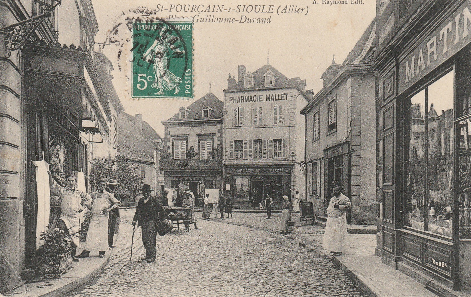 03 SAINT-POURCAIN-SUR-SIOULE. Place Guillaume Durant Pharmacie Mallet et Boucherie vers 1909