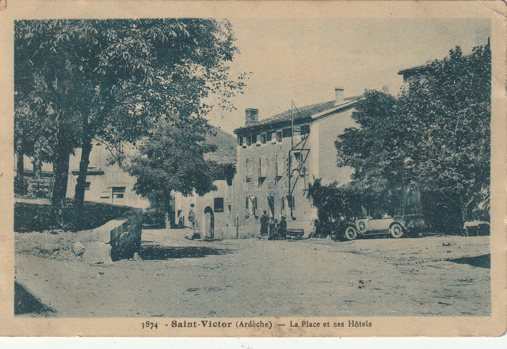07 SAINT-VICTOR. La Place et ses Hôtels avec voiture décapotable