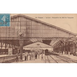 10 TROYES. Hall des Voyageurs à la Gare vers 1927 nombreux Cheminots