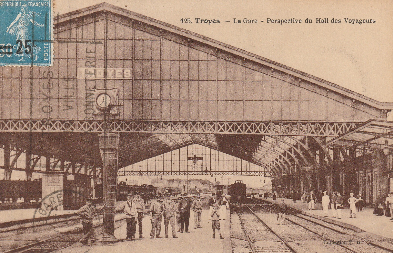 10 TROYES. Hall des Voyageurs à la Gare vers 1927 nombreux Cheminots