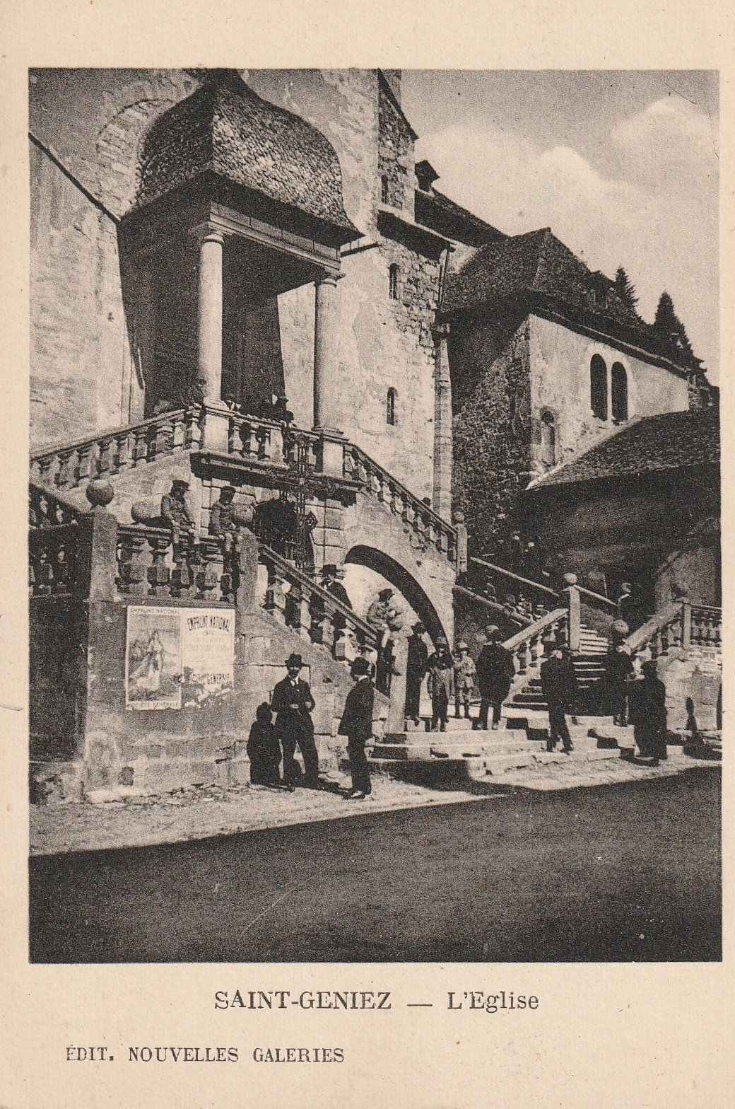 12 SAINT-GENIEZ. La sortie de l'Eglise