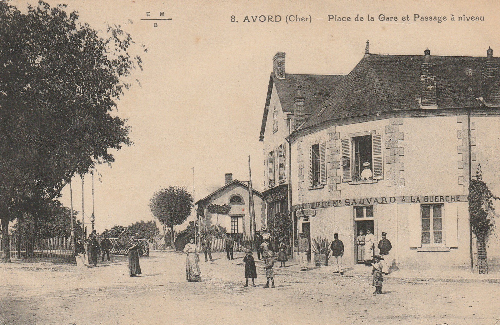 18 AVORD. Passage à niveau et Café Buraliste Sauvard Place de la Gare 1926