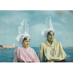 2 Photo Cpsm grand format 85 LES SABLES-D'OLONNE. Sablaises et jeunes en costume 1967-78
