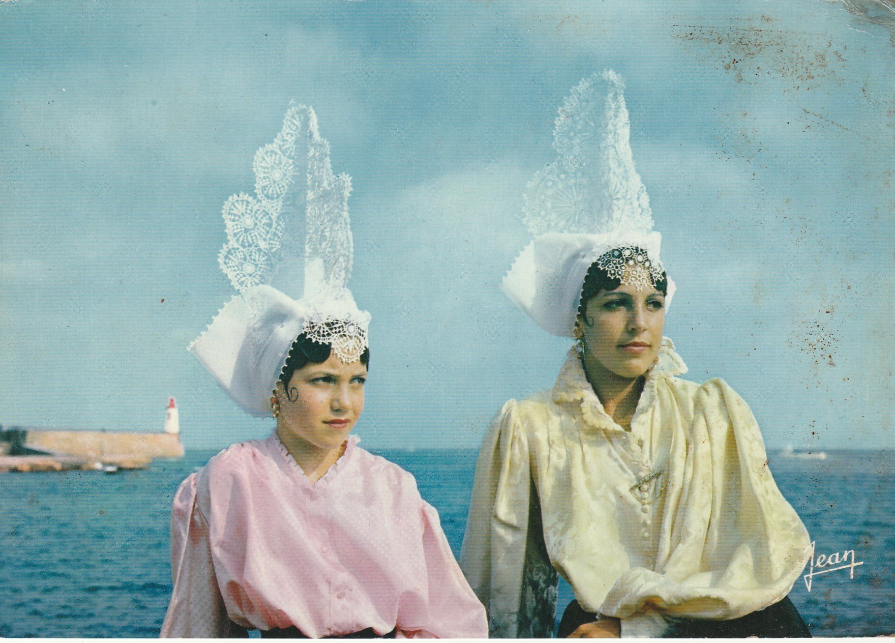 2 Photo Cpsm grand format 85 LES SABLES-D'OLONNE. Sablaises et jeunes en costume 1967-78