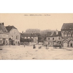 21 BEZE. Cordonnier Muller et Epicerie Tabac sur la Place