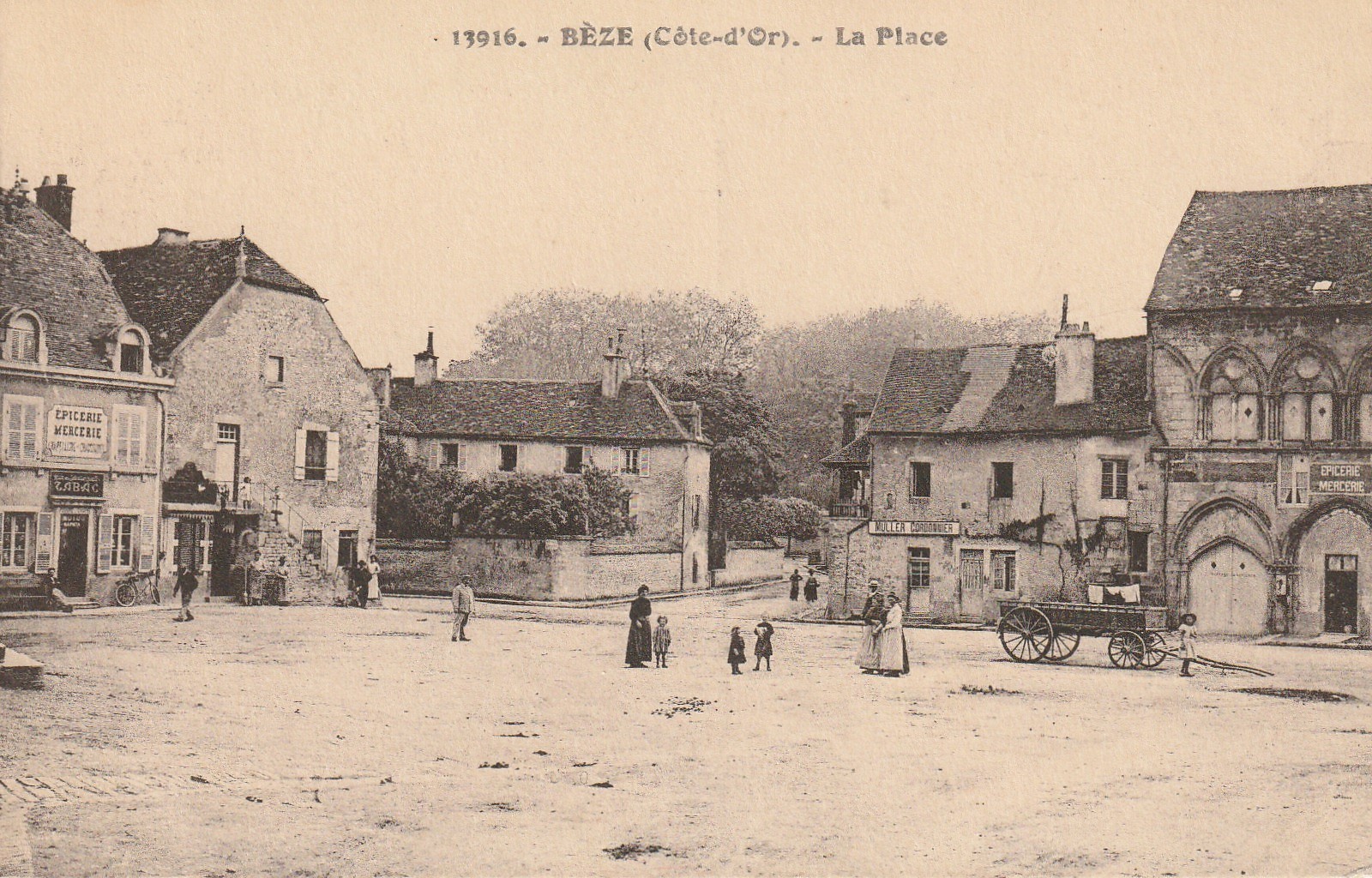 21 BEZE. Cordonnier Muller et Epicerie Tabac sur la Place