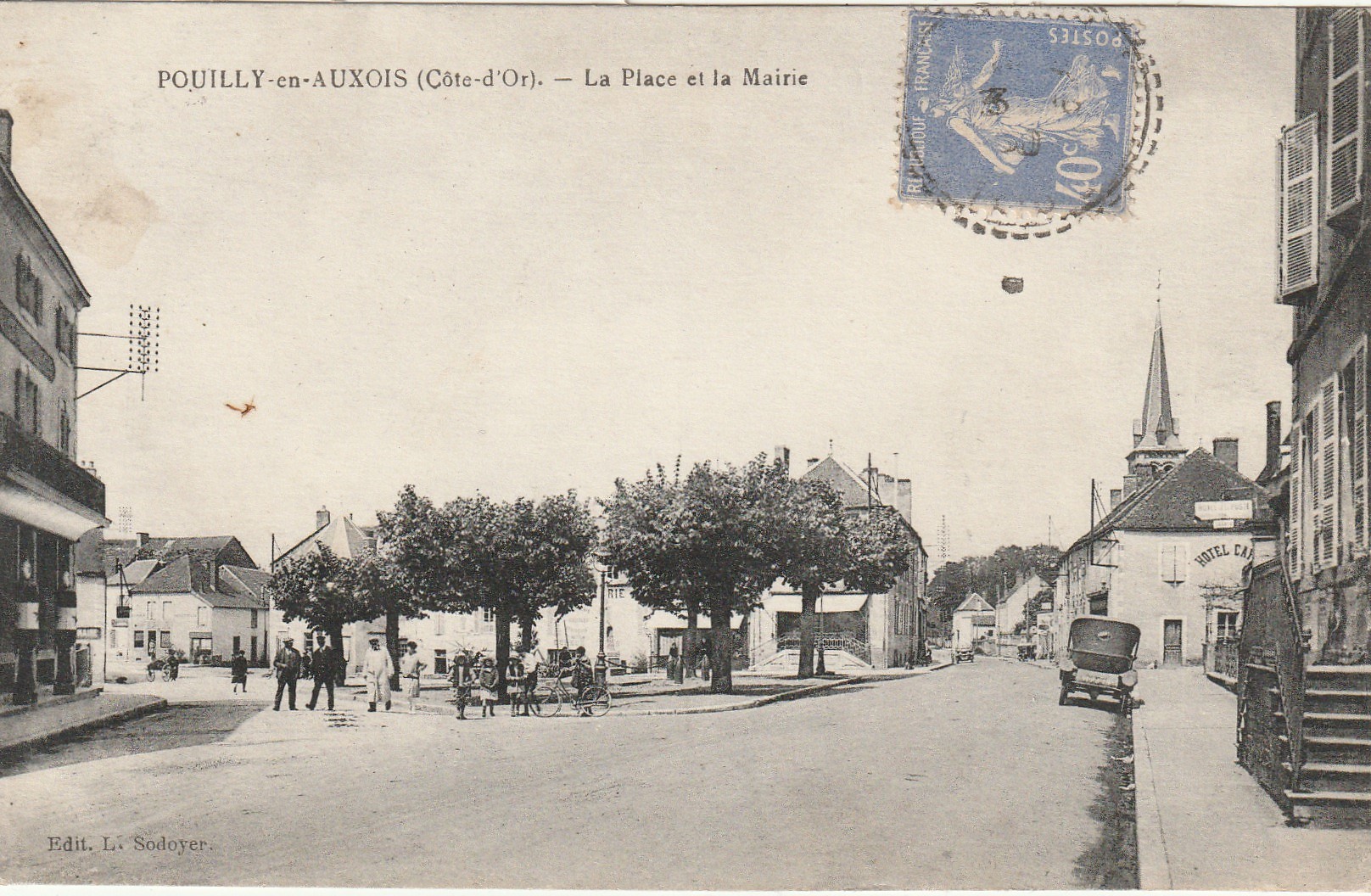 21 POUILLY-EN-AUXOIS. La Place et la Mairie. Hôtel de la Poste et pompes à essence 1930 (tampon colonie à Semarey)