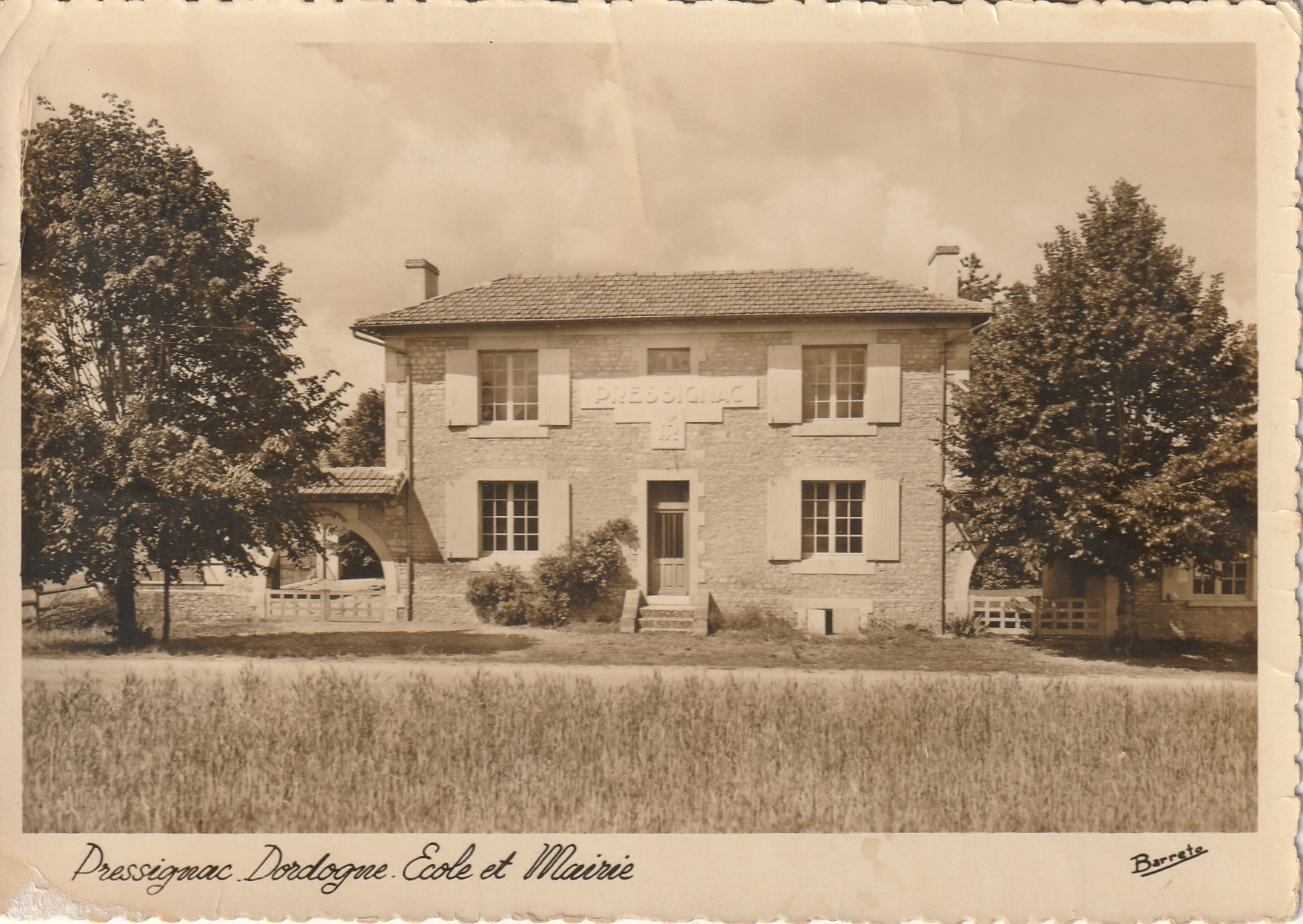 Cpsm grand format 24 PRESSIGNAC. Ecole et Mairie. Tampon Colonie de Vacances des Ecoles du Canton de RICHELIEU