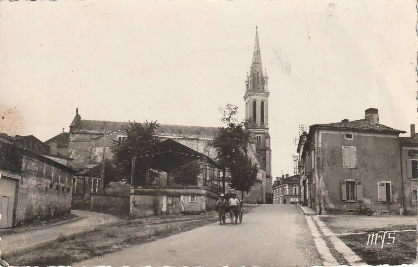 Photo Cpsm petit format 24 NEUVIC. Le Bourg animation