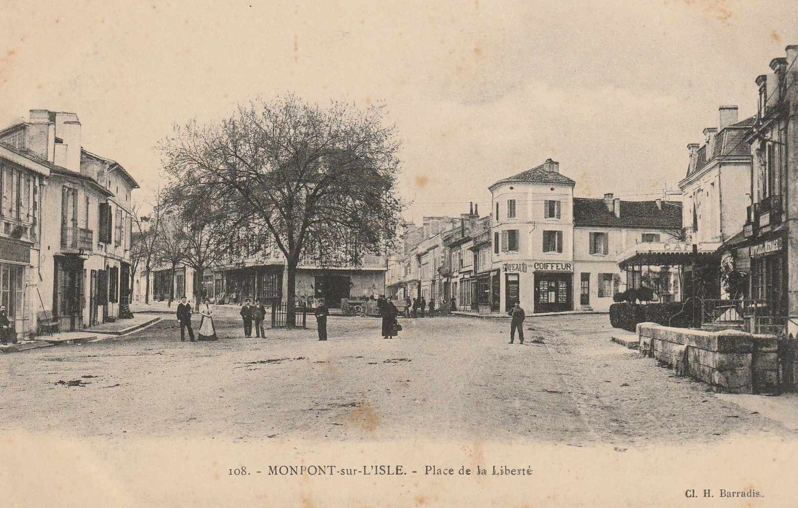 24 MONPONT-SUR-L'ISLE. Coiffeur et Café Place de la Liberté