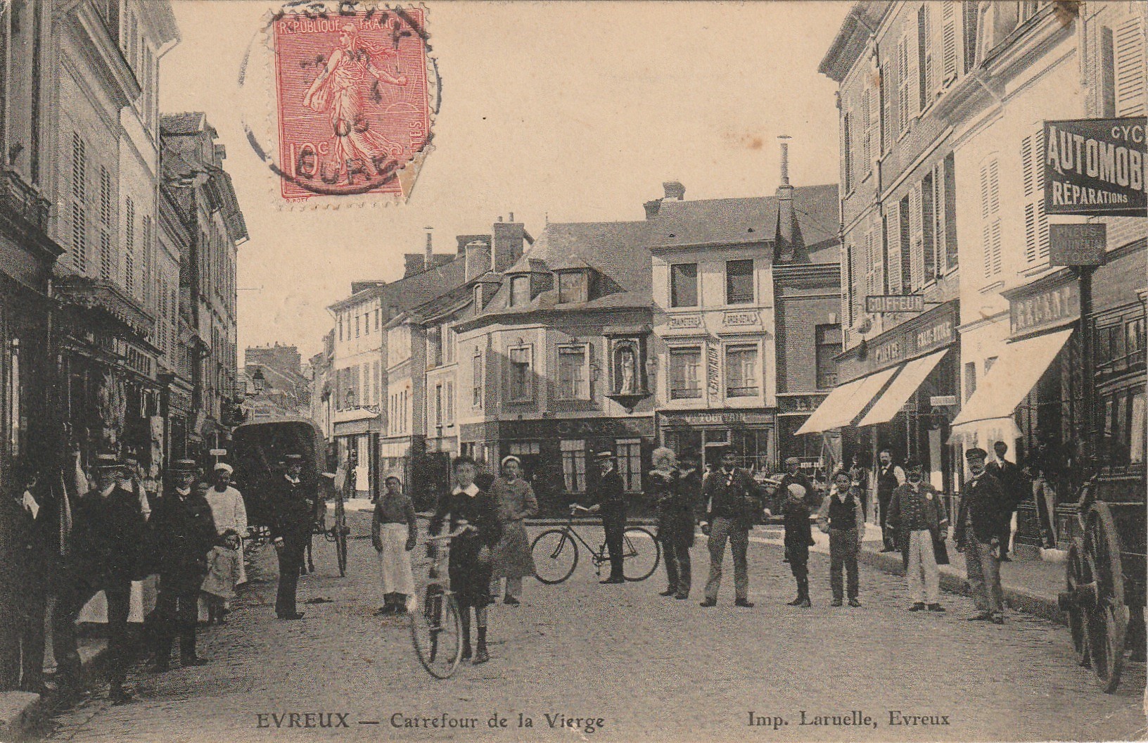 27 EVREUX. Carrefour de la Vierge 1905 Coiffeur Boucherie Café et cyclistes