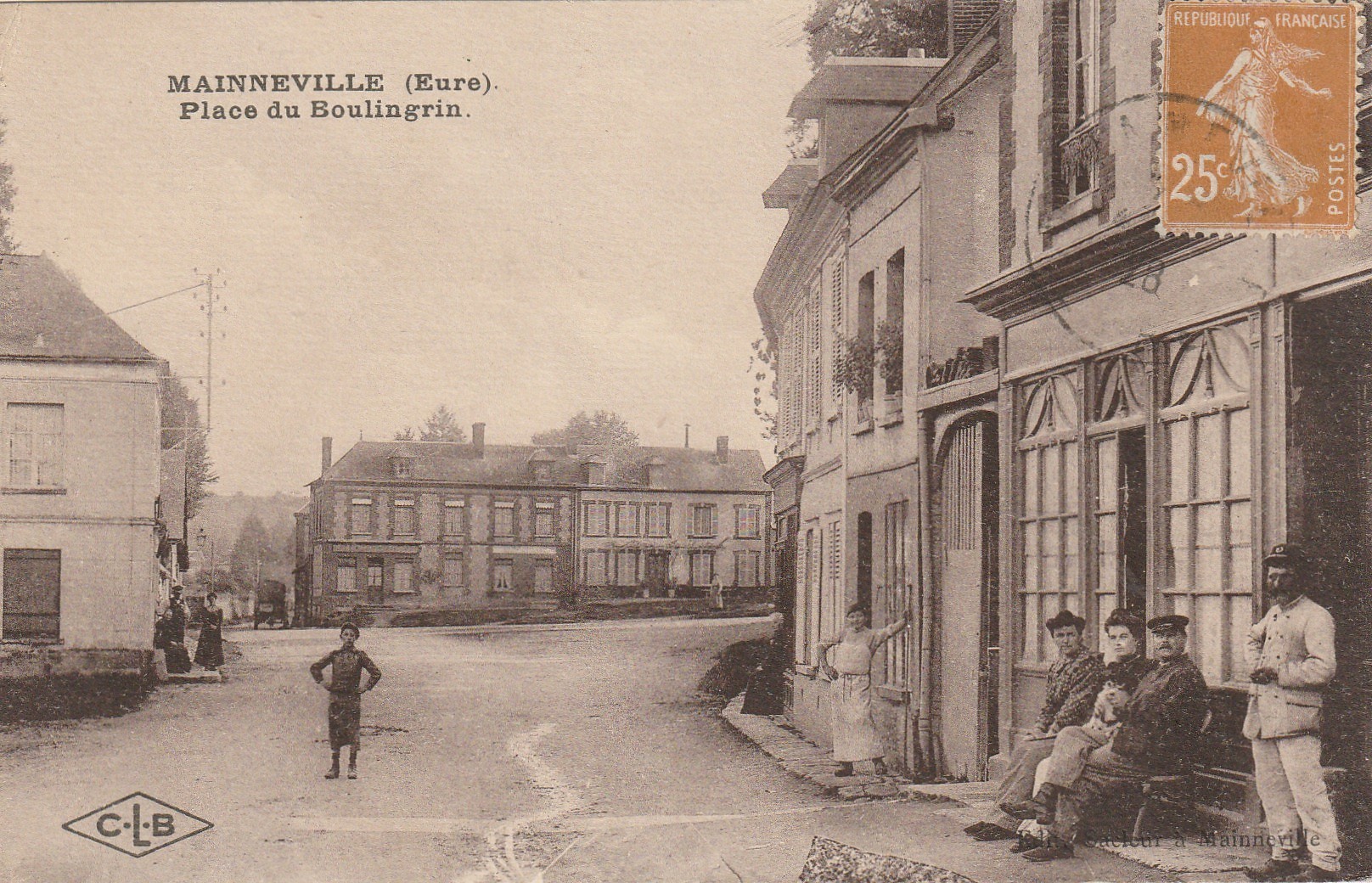 27 MAINNEVILLE. Place du Boulingrin ou Verte 1928 avec Facteur devant le Café 1928