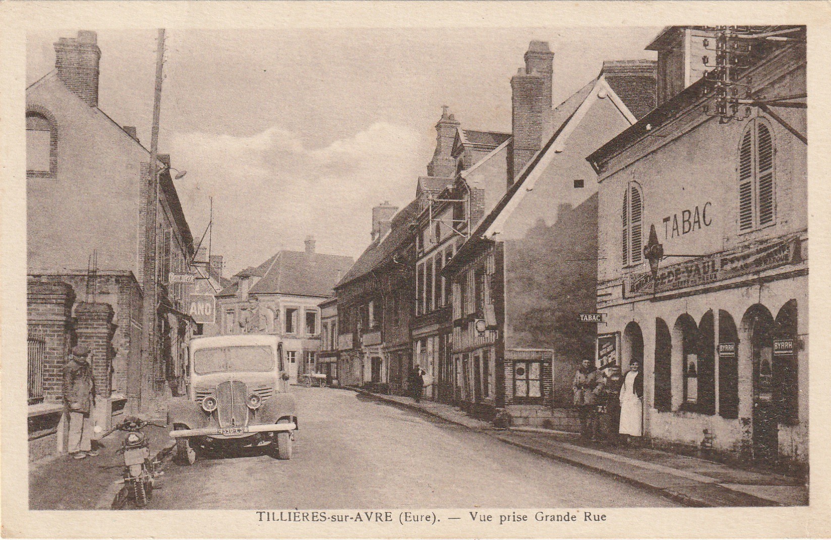 27 TILLIERES-SUR-AVRE. Tabac sur Grande Rue 1940 camionnette et motocyclette