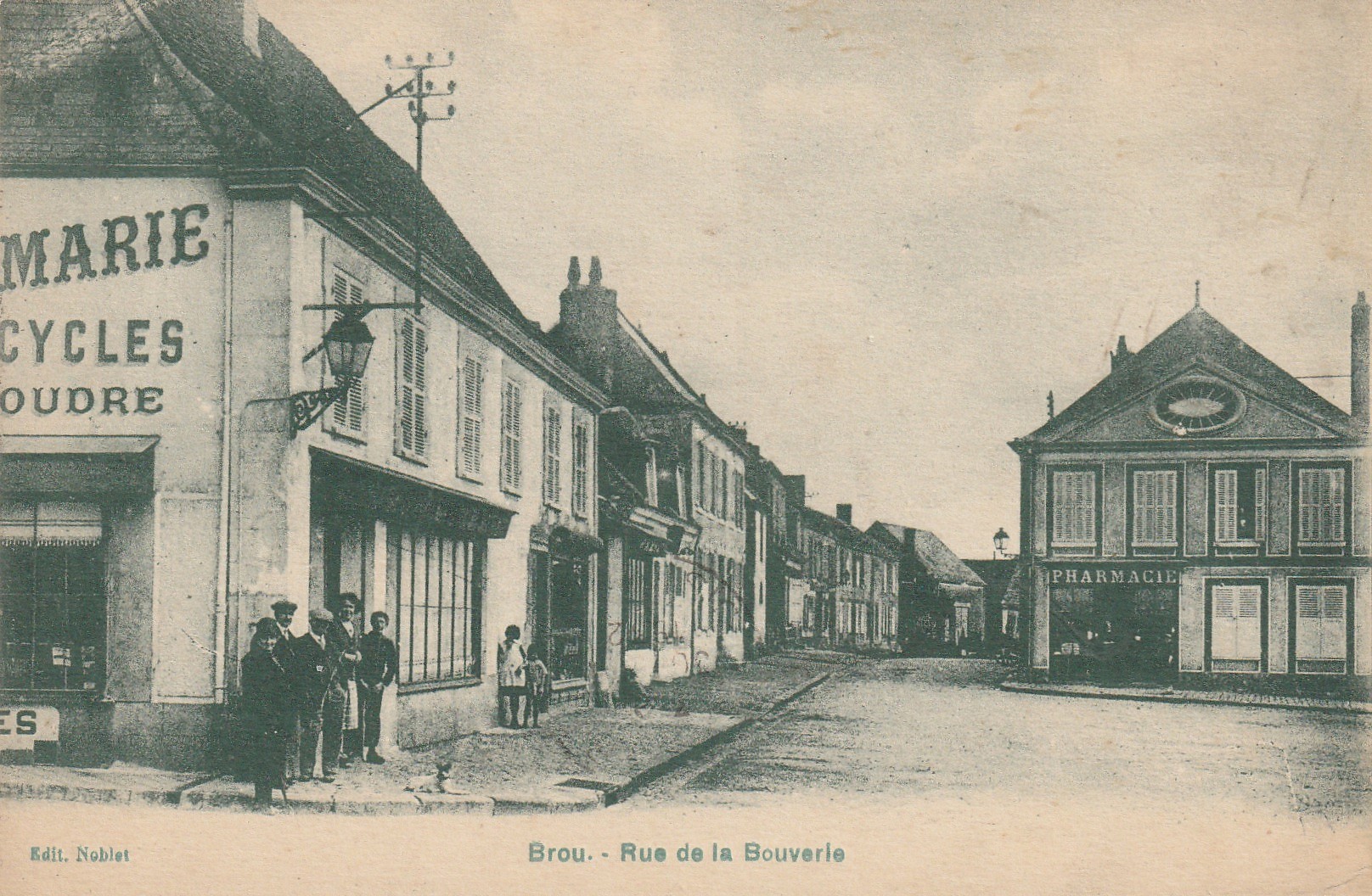 28 BROU. Rue de la Bouverie.1932 Commerces Cycles et machines à coudre puis Pharmacie