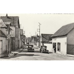 Photo Cpsm 28 VILLIERS-LE-MORHIER. La Grande Rue voitures anciennes devant l'Epicerie