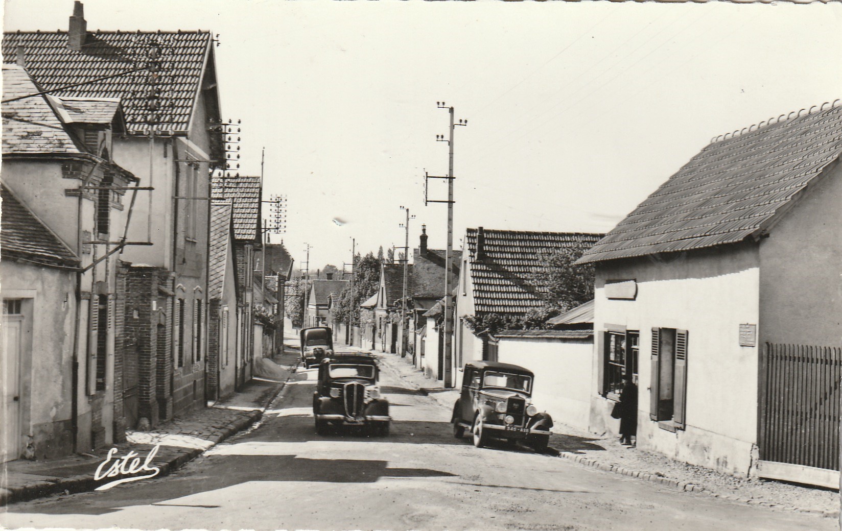 Photo Cpsm 28 VILLIERS-LE-MORHIER. La Grande Rue voitures anciennes devant l'Epicerie