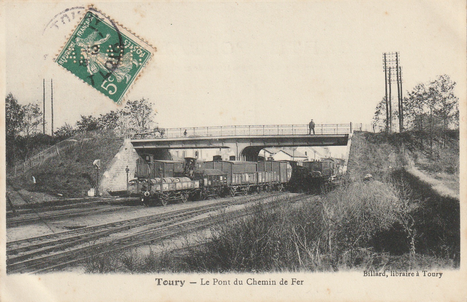 28 TOURY. Train sous le Pont du Chemin de Fer 1913