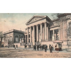 30 NÎMES. Vendeuse en kiosque de cartes postales devant le Palais de Justice 1909