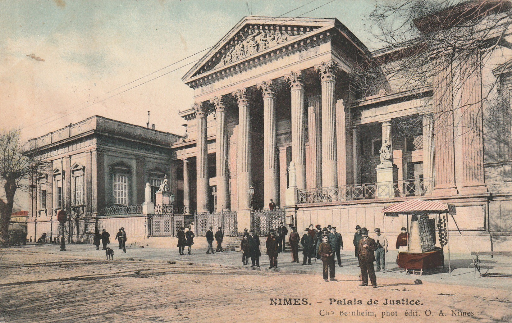 30 NÎMES. Vendeuse en kiosque de cartes postales devant le Palais de Justice 1909