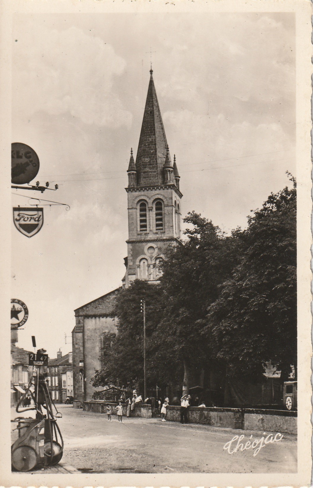 Photo Cpsm petit format 32 NOGARO. Eglise et Place du Marché-Couvert avec sa Pompe à essence