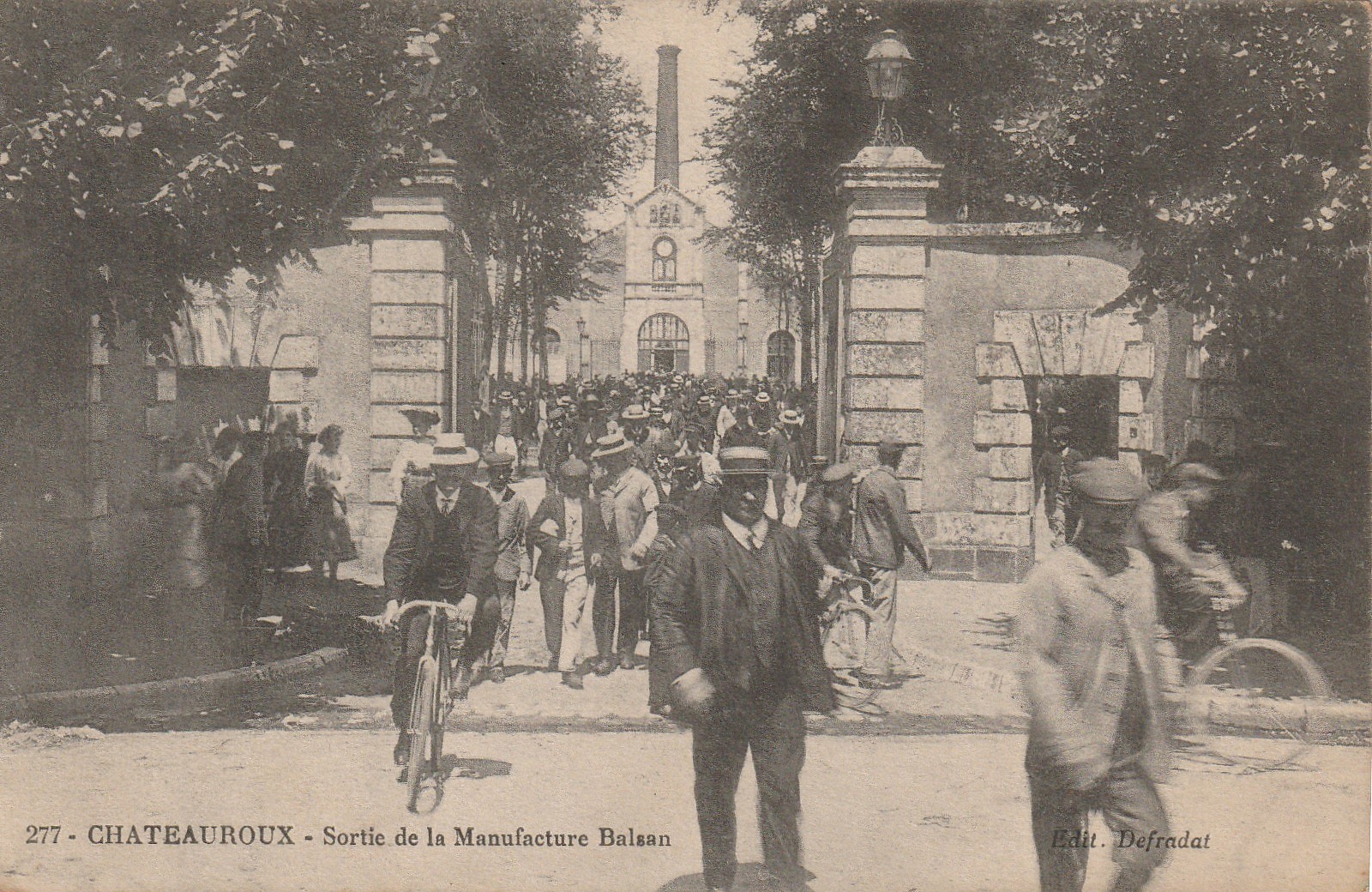 36 CHATEAUROUX. Sortie Manufacture Balsan Ouvriers et Cyclistes 1915